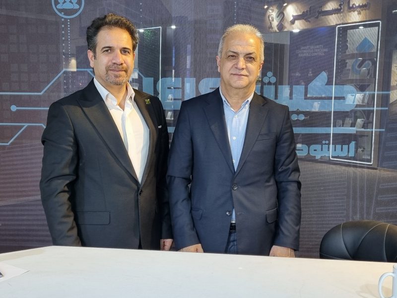 رئیس انجمن تولید کنندگان و فناوران صنعتی ساختمان: پایان خام‌فروشی زمین در کیش؛ مشارکت توسعه‌گران، کلید جهش به ارزش‌آفرینی است  به گزارش روابط عمومی شرکت سرمایه‌گذاری و توسعه کیش، جعفر قرائتی ستوده در استودیو کیش ۱۴۱۴؛ ضمن انتقاد به مدل سنتی ساخت‌وساز در ایران اظهار داشت: مدل جدید منطقه آزاد کیش مبنی بر الزام مشارکت توسعه‌گران تنها راه برون‌رفت از بحران کیفیت و بهره‌وری است.  وی تأکید کرد: موفقیت در توسعه‌های آتی، نیازمند حضور متخصصانی چون جامعه‌شناس و روانشناس و تمرکز بر نیازهای رفتاری نسل جدید یعنی نسل Z است.  رئیس انجمن تولیدکنندگان و فناوران ساختمان مدل غالب ساخت‌وساز مبتنی بر تک‌سازی و کار بر روی قطعه زمین را یک اشتباه استراتژیک در صنعت ساختمان کشور برشمرد و گفت: این امر مستقیماً منجر به کاهش کیفیت ساخت، بهره‌برداری نامطلوب و کوتاه بودن عمر مفید سازه‌ها شده است.  قرائتی سیاست اخیر کیش مبنی بر عدم فروش زمین خام و حرکت به سمت مشارکت توسعه‌گران دارای طرح و ایده را یک جهش مثبت ارزیابی کرد و افزود: این حرکت، صنعت را از خام‌فروشی به ارزش‌فروشی و خلق ارزش متحول می‌سازد که سودآوری پایدار و توسعه منطقه‌ای را تضمین می‌کند.  وی سپس با اشاره به چهار ابزار توسعه تصریح کرد: خلق ثروت و توسعه پایدار مشروط به فعال‌سازی چهار ابزار اساسی است که نخست شبکه‌سازی اعم از داخلی و بین‌المللی برای شناخت نقاط ضعف و قوت واقعی صنعت است.  رئیس انجمن تولید کنندگان و فناوران ساختمان ادامه داد: دومین ابزار مهارت‌ورزی در بکارگیری تکنیک‌های نوین تولید در فرآیند ساخت و سومین ابزار ایجاد یک همسویی سازنده بین تمامی بازیگران شامل کارفرما، مشاور، سازنده و تولیدکننده است.  قرائتی همچنین افزود: رقابت سالم به عنوان انگیزه‌بخشی برای ارتقاء مستمر کیفیت نیز چهارمین ابزار در این مسیر است که باید مورد توجه جدی قرار گیرد.  وی همچنین به کمبود شاخص‌های تعریف‌شده برای مصرف انرژی و آب در طول فرآیند ساخت و محصولات اشاره کرد و گفت: این موضوع مانع از تحقق قوانین مترقی کشور در حوزه بهینه‌سازی منابع شده است.  رئیس انجمن تولید کنندگان و فناوران ساختمان سپس با اشاره به چالش کنسرسیوم و لزوم تعریف ساختار جدید بیان کرد: شرکت‌ها برای تشکیل کنسرسیوم مجبور به ثبت شرکت‌های جدید با قواعدی می‌شوند که با مدل‌های جهانی سازگار نیست.   قرائتی تأکید کرد: ساختمان باید به عنوان یک محصول تولیدی دیده شود و فرآیند تولید باید از طراحی آغاز گردد.   وی با استناد به الگوی موفق دبی در خلق ارزش از منابع محدود، گفت: توسعه‌گر موفق باید لایف‌استایل خلق کند. صرفاً ساخت‌وساز مهندسی کافی نیست؛ ما نیاز داریم جامعه‌شناس، اقتصاددان و روانشناس را در تیم‌های توسعه‌ای خود داشته باشیم تا فضاهایی خاطره‌ساز و دارای خدمات جانبی حیاتی مانند درمانگاه و آموزش محله‌ای برای این نسل ایجاد کنیم.  رئیس انجمن تولید کنندگان و فناوران ساختمان در پایان خاطرنشان کرد: در مواجهه با تغییرات عظیم جهانی، فقدان آمادگی در ساختار فعلی کشور، یک زنگ خطر جدی محسوب می‌شود.